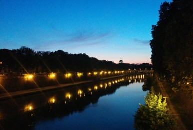テヴェレ川にて。夜9時半でこの空の色