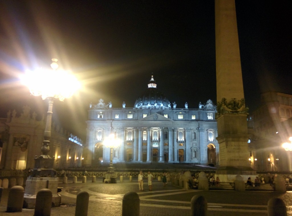 ヴァチカンのサンピエトロ大聖堂。ライトアップで夜もこんなに素敵です