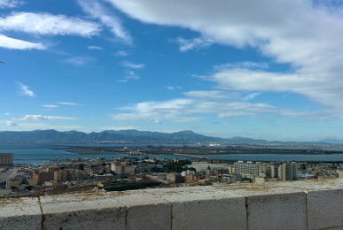 カリアリで、高台から港の眺め